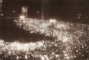 거의 300만 명이 부에노스아이레스 거리에서 열린 에비타의 장례식에 참석했다.