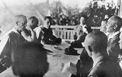 1942년 5월 6일, 바탄주 카브카벤에서 웨인라이트 장군과 참모들이 혼마 장군과 항복 협상을 하는 모습