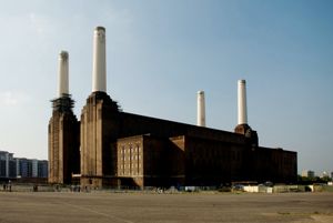 각 모서리에 굴뚝이 4개 있는 큰 벽돌 건물 사진