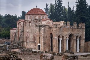 아테네 중심부 북서쪽에 위치한 11세기 비잔티움 수도원인 다프니 수도원은 유네스코 세계유산으로 지정되어 있다.