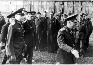 1942년 6월 추축군 여름 공세 청색 작전 기간 중 안토네스쿠가 파울 루트비히 에발트 폰 클라이스트 장군과 함께 전선에 도착한 모습.