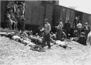 이아시 포그롬 이후 형성된 "죽음의 열차" 중 하나. 시체를 내리는 모습