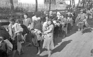 루마니아 군에 의해 강제 수용소로 추방되는 유대인