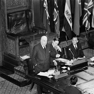 1961년 해군 장관 존 고튼(John Gorton)과 함께 있는 멘지스