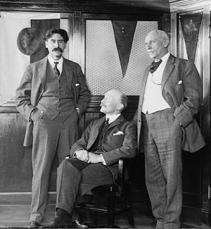 어니스트 톰슨 시턴과 로버트 배든-파웰(앉아있는 사람) 그리고 다니엘 카터 비어드(오른쪽)