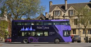 옥스퍼드 버스 회사(Oxford Bus Company)의 하이브리드 버스가 주차장 및 승차장(park & ride) 서비스를 운행 중