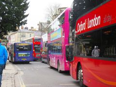 옥스퍼드의 버스는 다채로운 색상이 많다