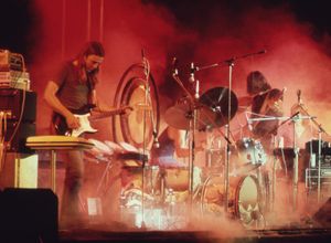 1973년 핑크 플로이드와 함께 공연하는 길모어(왼쪽)