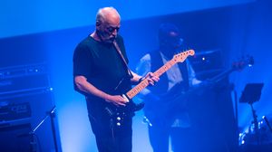 2020년 길모어가 믹 플리트우드와 함께 공연하는 모습