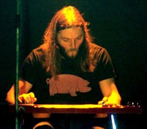 1977년 2월 26일, 독일 프랑크푸르트에서 열린 핑크 플로이드 공연에서 랩 스틸 기타를 연주하는 길모어