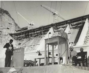 1953년 펀자브의 브하크라 댐(Bhakra Dam) 건설 현장에서의 네루