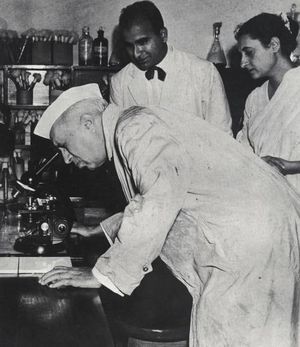 1956년 푸네의 항생제(antibiotics) 생산 시설에서의 네루