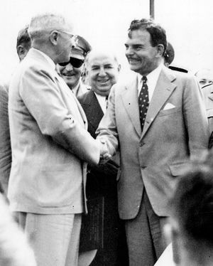 아이들와일드 공항 헌정식에서 해리 S. 트루먼 대통령(왼쪽)과 토마스 E. 디위 뉴욕 주지사(오른쪽)