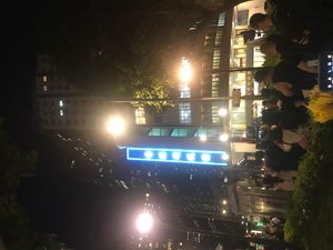 팬들이 2023년 7월 31일 추모객으로 장례식장 입장을 위해 줄을 서 있다