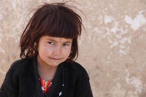 2011년 제116 보병대대이 깔라트의 어린 아프간 소녀에게 학용품을 나눠주고 있다.