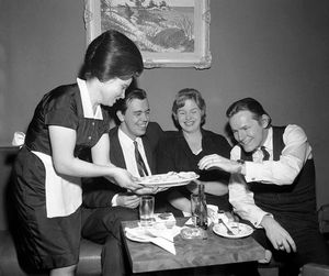 1965년 토론토에서 열린 음악 업계 행사에 참석한 라이트풋(오른쪽)