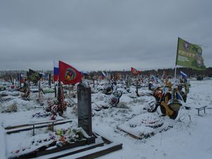 카잔 소베츠키 시 구역 쿠르간 묘지에 있는 다른 군인 묘지들 사이에 있는 바그너 그룹의 묘지