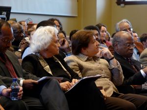 2008년 당시 하버드 로스쿨 학장이었던 엘레나 케이건과 함께 있는 오코너. 케이건은 이후 대법원의 네 번째 여성 대법관이 되었다.