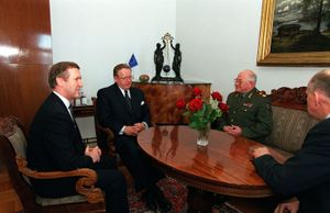 1999년 미국과 러시아 국방장관들과 함께 코소보 위기를 중재하는 아티사리