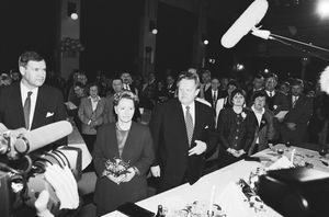 아티사리와 그의 아내 에바 아티사리(왼쪽에서 두 번째), 1994년