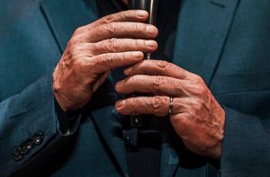 루라 다 실바는 1974년 금속공예가로 일하던 중 산업재해로 왼쪽 새끼손가락을 절단했습니다.