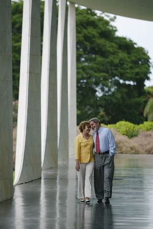 룰라와 영부인 마리사 레티시아(Marisa Letícia)가 알보라다 궁전(Palácio da Alvorada)에 있는 모습