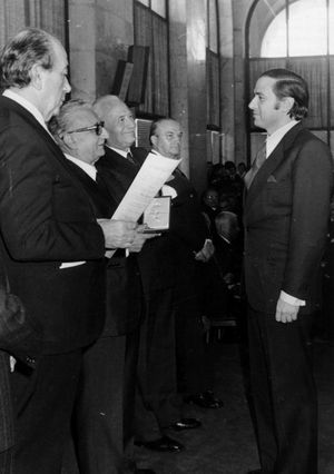 1977년 베를루스코니에게 수여된 이탈리아 공로훈장(Order of Merit for Labour)