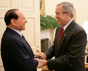 2005년 백악관에서 조지 W. 부시 미국 대통령과 함께 있는 베를루스코니