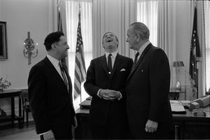 1967년 대통령 집무실에서 존슨 대통령(오른쪽)과 함께 있는 콘스탄티노스 2세(가운데)