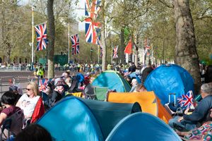 행사 하루 전 행렬 경로를 따라 마련된 공개 관람 구역에서 야영하는 관중들