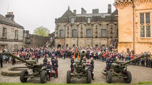 찰스가 즉위하는 순간 제5왕립포병연대의 스터링 성에서의 예포