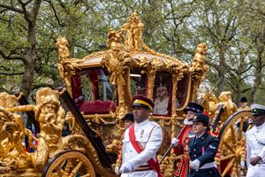 찰스 3세와 카밀라 왕비가 황금 마차를 타고 버킹엄 궁전으로 돌아오는 모습