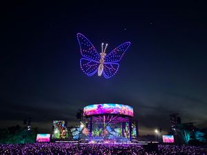 드론이 상공에서 편대 비행하는 모습을 담은 대관식 콘서트