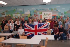 워싱턴 D.C.에 있는 영국 대사관 직원들이 빅 헬프 아웃 계획의 일환으로 5월 8일 캐피탈 에어리어 푸드 뱅크에서 자원봉사를 하고 있다.