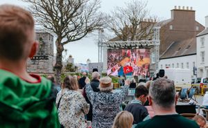 맨섬에서 대관식을 지켜보는 군중들