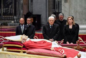 세르조 마타렐라 이탈리아 대통령이 성 베드로 대성당에서 베네딕토 16세의 시신에 조의를 표하고 있다