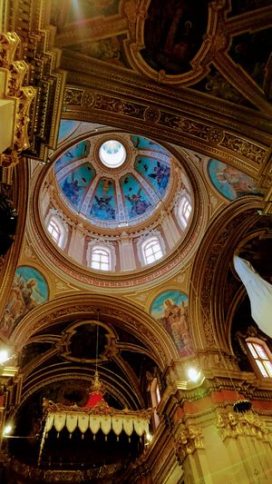 성 카타리나 알렉산드리아 교구 교회의 돔과 내부