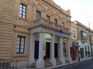 제이툰 경찰서는 신고전주의 양식으로 지어졌다.