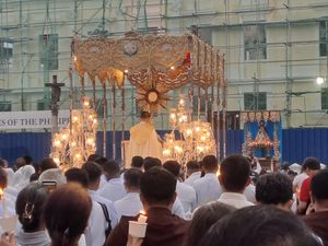 성직자가 들고 있는 것이 아니라, 감실이 마차 (카로사)에 실려 있는 필리핀 마닐라의 행렬. 행렬 내내 마닐라 대교구장인 추기경 호세 아드빈쿨라가 성체 앞에 무릎을 꿇고 있다.