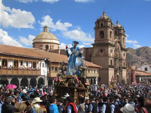 쿠스코 아르마스 광장의 성 블라시우스 행렬