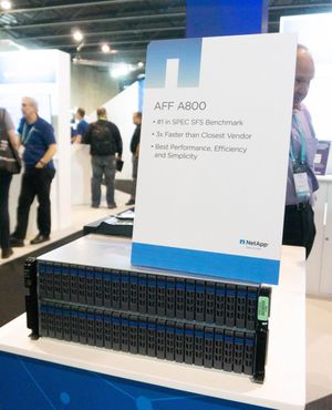 48개의 NVMe SSD 드라이브가 장착된 넷앱 AFF A800