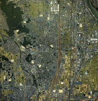 향일시 중심부 주변 항공사진. 1987년 촬영 사진 4장을 합성하여 제작. 국토교통성 국토지리원 [https://mapps.gsi.go.jp/ 지도・항공사진 열람 서비스]의 항공사진을 기반으로 제작