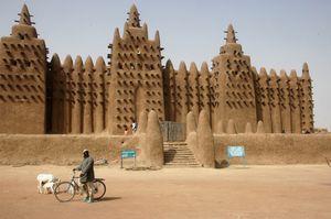 말리의 제네 대 모스크(The Great Mosque of Djenné). 벽에서 돌출된 지지대는 장식 및 유지 보수 중 비계를 지탱하는 역할을 한다.