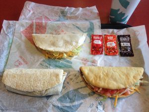 타코벨 메뉴 항목들. 오른쪽 아래부터 시계 방향으로: 찰루파 수프림, 콤보 부리토, 더블 데커 타코.