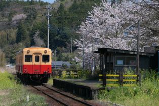 [[가즈사쿠보역]]에 들어서는 [[고미나토 철도 기하200형 기동차|기하200형 기동차]] (2020년 3월 31일 촬영)