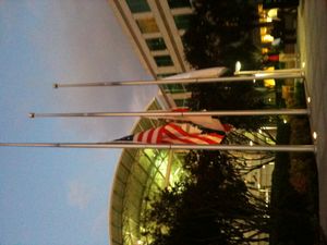 잡스 사망 당일 저녁, 애플 인피니트 루프 캠퍼스 밖에서는 깃발이 반기 게양되었다.