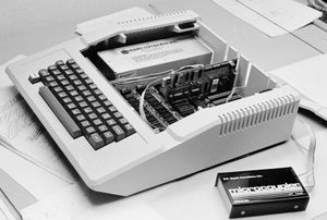 Apple II}}(애플 II). 내부 구조를 확인할 수 있다.