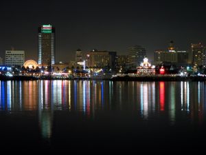 밤의 퀸 메리에서 본 롱비치 시내 전경