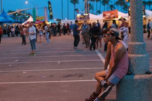 2015년 롱비치 레즈비언 & 게이 프라이드 퍼레이드와 축제에 참가한 두 젊은 남성