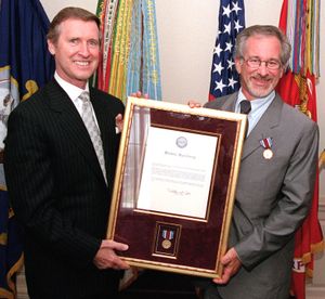 1999년, 미국 국방장관 윌리엄 코헨이 수여한 공로상을 받는 스필버그